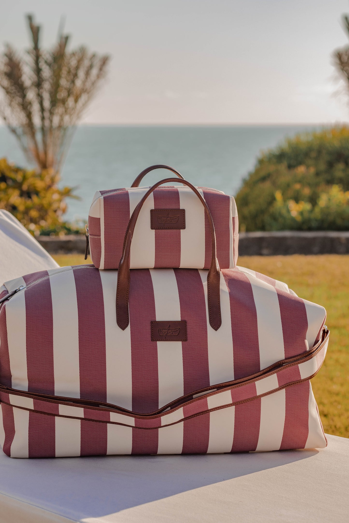 BOLSA + NECESER ALISA GRANATE/BLANCA